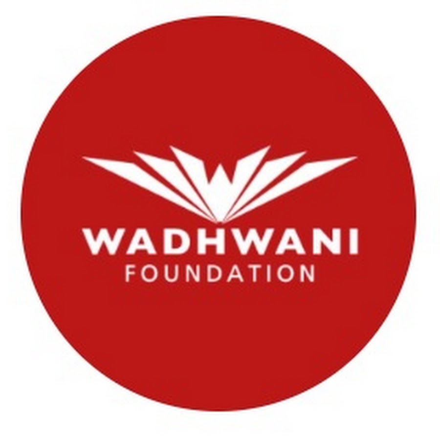 Logo do Wadhwani Foundation, tem como objetivo acelerar o crescimento econômico em países emergentes. Circulo com fundo vermelho, com a letra W estilizada ao centro em branco, abaixo do W escrito Wadhwani em caixa alta cor branca, e abaixo Foundation um pouco menor em letra branca.