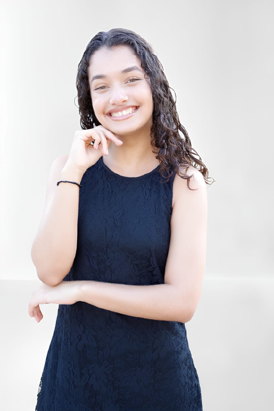 Byanka: mulher jovem, pele clara, cabelo longo e liso.
