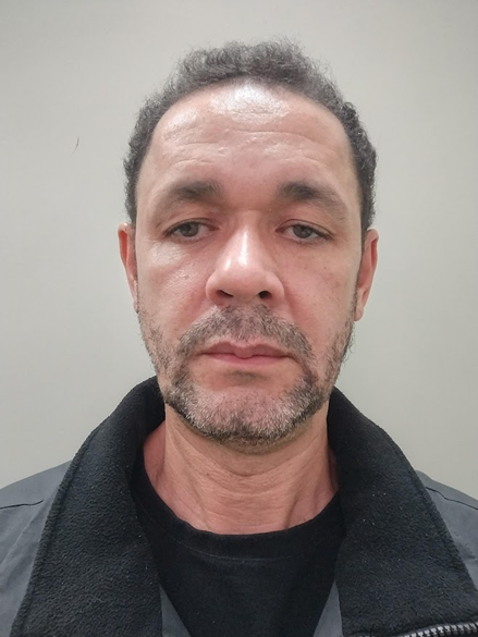 Revair Mendes Lourenço: homem de meia idade, pele morena, cabelo crespo curto.